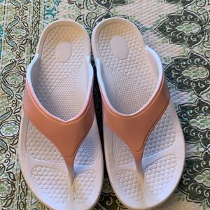Size 8 flip flops.  Pink.  Good cushioning.  Only worn in the house 2 times